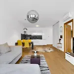 Riverside Luxury With Garage *