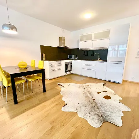 Riverside Luxury Apartment *