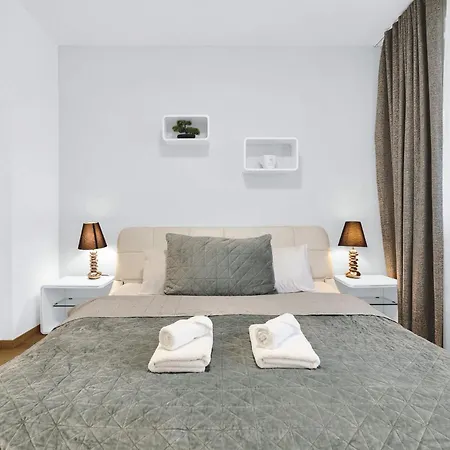 Riverside Luxury With Garage *