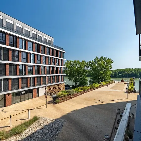 Riverside Luxury With Garage Διαμέρισμα